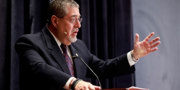 El presidente Bernardo Arévalo, durante diálogo con jóvenes estudiantes de la Universidad Rafael Landívar.