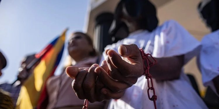 La ONG Foro Penal asegura que hasta ahora ha verificado la excarcelación de 350 presos políticos en Venezuela.