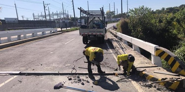 La reparación del puente ubicado en el km 90.4 de la ruta CA-2 Occidente es una de las obras del CIV para recuperar la red vial del país.