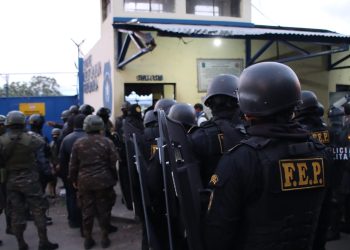Soldados del Ejército y agentes de las Fuerzas Especiales de la PNC apoyan al Sistema Penitenciario durante requisa en el centro de detención preventiva para hombres de la zona 18.