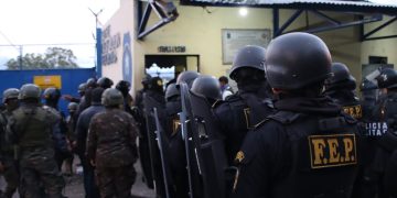 Soldados del Ejército y agentes de las Fuerzas Especiales de la PNC apoyan al Sistema Penitenciario durante requisa en el centro de detención preventiva para hombres de la zona 18.