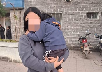 La madre abraza a su hijo de 2 años a quien agentes de la PNC rescataron y capturaron al presunto secuestrador.