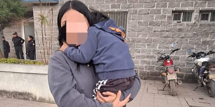 La madre abraza a su hijo de 2 años a quien agentes de la PNC rescataron y capturaron al presunto secuestrador.