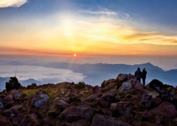 Desde la cima del volcán Santa María se puede observar, desde un mágico amanecer, hasta la cadena volcánica del país.