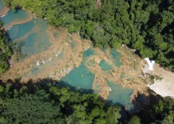 Uno de los destinos más emblemáticos de la Ruta de la Aventura Dentro de la Selva, es Semuc Champey, en Lanquín, Alta Verapaz.