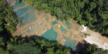Uno de los destinos más emblemáticos de la Ruta de la Aventura Dentro de la Selva, es Semuc Champey, en Lanquín, Alta Verapaz.