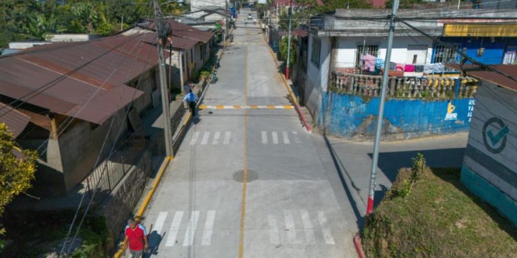 Supervisan proyectos de mejoramiento vial en aldea Nuevo Palmar, San Felipe, Retalhuleu