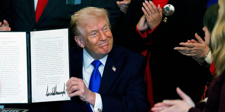 El gobierno del presidente de EE. UU. Donald Trump impuso nuevo arancel de 15 % luego del fallo de la Corte Suprema que invalida los gravámenes inpuestos previamente.