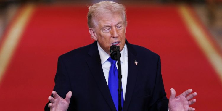 El presidente de EE. UU. Donald Trump, impuso un arancel general de 15 % luego de que conoción el fallo adverso por parte de la Corte Suprema.