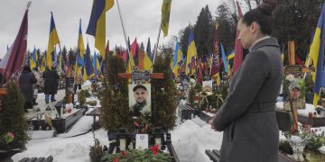 Irina Farion, de 40 años, viuda del soldado voluntario ucraniano Oleksandr Alimov, visita su tumba en el cuarto aniversario de la invasión rusa en Ucrania.