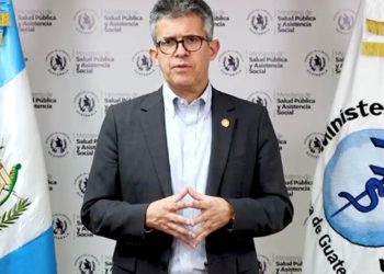 Ministro de Salud comparte las acciones contra el cáncer que se llevan a cabo en el Hospital de Antigua. (Foto: archivo)