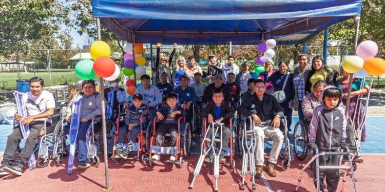 Entregan sillas de ruedas, andadores y muletas a pacientes con hemofilia. / Foto: MCD.