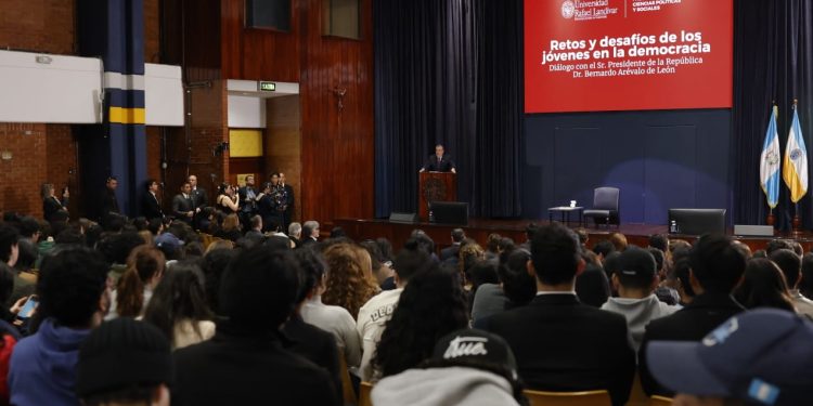 Presidente Bernardo Arévalo se refiere a las elecciones en el CANG. (Foto: Analí Camey)