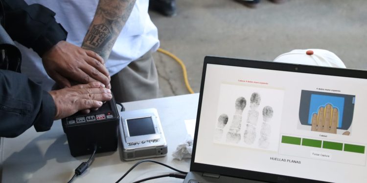 Registran datos biométricos de reos en Pavoncito. / Foto: PNC.