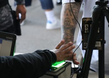 La identidad de cada recluso fue verificada mediante la lectura de huellas dactilares, utilizando dispositivos biométricos MI-3, y cotejada con la base de datos oficial del Renap. / Foto: PNC.