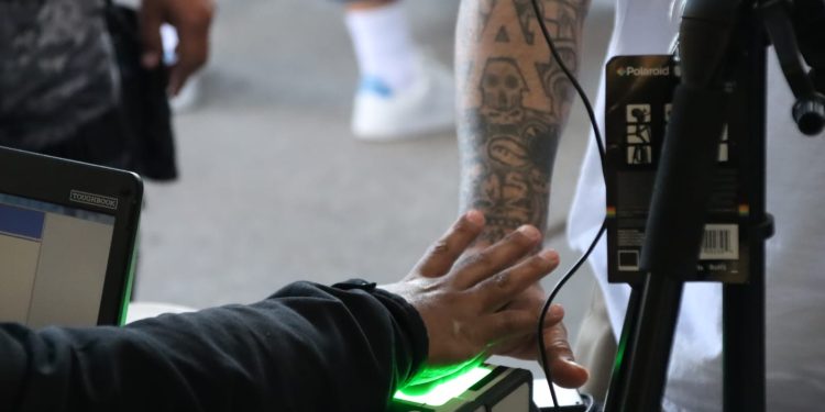 La identidad de cada recluso fue verificada mediante la lectura de huellas dactilares, utilizando dispositivos biométricos MI-3, y cotejada con la base de datos oficial del Renap. / Foto: PNC.