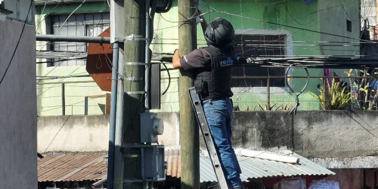 Retiran cámaras de vigilancia atribuidas a las pandillas en la zona 18. / Foto: PNC.