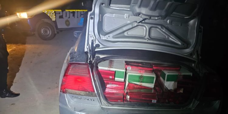 Localizaron un automóvil en el municipio de Melchor de Mencos, departamento de Petén, el cual transportaba 45 cajas. / Foto: PNC