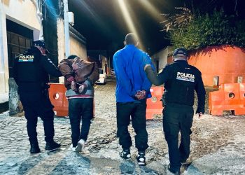 En respuesta a una denuncia ciudadana, agentes de la PNC lograron la captura de dos presuntos saqueadores de vehículos en la calle Belén, en Antigua Guatemala. / Foto: PNC