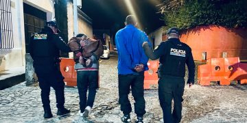 En respuesta a una denuncia ciudadana, agentes de la PNC lograron la captura de dos presuntos saqueadores de vehículos en la calle Belén, en Antigua Guatemala. / Foto: PNC
