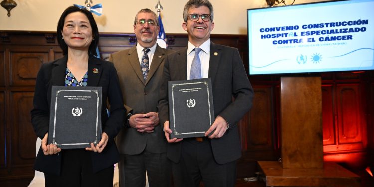 Gobierno de Guatemala y Embajada de la República de China-Taiwán firman acuerdo para la construcción del hospital especializado contra el cáncer. (Foto: Byron de la Cruz)