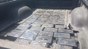 Paquetes localizados en el doble fondo de la parte trasera del picop. / Foto: PNC.