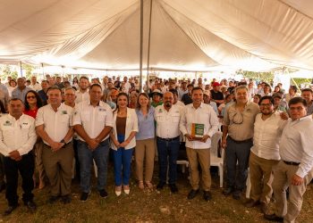 Entregan bonos de carbono por reducción de emisiones a comunidades forestales de Petén. (Foto: Conap)