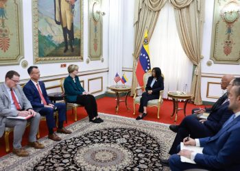Encargada de Negocios de Estados Unidos Laura Dogu en reunión con la presidenta encargada de Venezuela, Delcy Rodríguez, y su hermano Jorge Rodríguez, presidente de la Asamblea Nacional. / Foto: EFE.