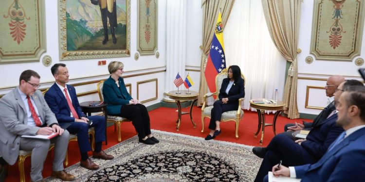 Encargada de Negocios de Estados Unidos Laura Dogu en reunión con la presidenta encargada de Venezuela, Delcy Rodríguez, y su hermano Jorge Rodríguez, presidente de la Asamblea Nacional. / Foto: EFE.