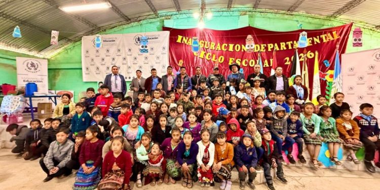 Niñez y juventud de Totonicapán arrancan ciclo escolar en el sector público