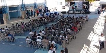 Claustro de maestros, estudiantes y padres de familia dan la bienvenida al ciclo escolar en Zacapa