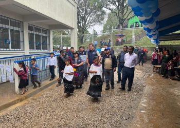 Supervisan y entregan ampliación de escuela primaria en el caserío Sebolito, Chahal