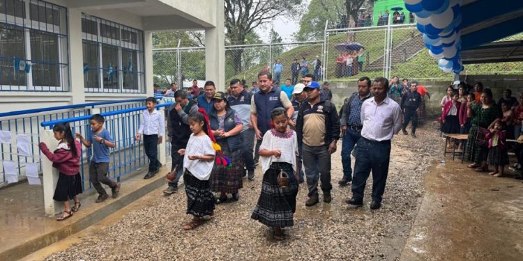 Supervisan y entregan ampliación de escuela primaria en el caserío Sebolito, Chahal