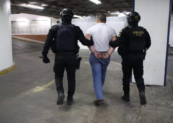 Agentes de la PNC conducen a Julio César Peralta Vargas a quien Estados Unidos solicita en extradición, por delitos de narcotráfico.