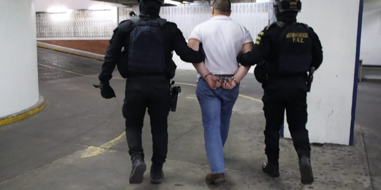 Agentes de la PNC conducen a Julio César Peralta Vargas a quien Estados Unidos solicita en extradición, por delitos de narcotráfico.