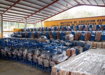Entregan mobiliario educativo a establecimientos oficiales en Alta Verapaz
