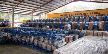 Entregan mobiliario educativo a establecimientos oficiales en Alta Verapaz