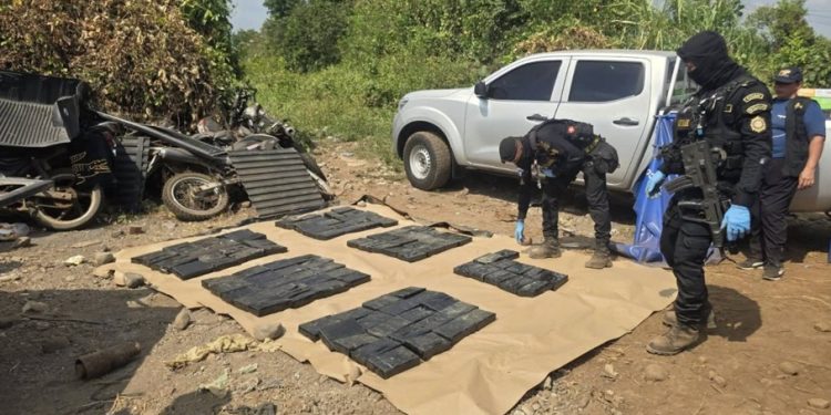 Agentes antinarcóticos de la PNC ubican 111 paquetes con posible droga en Retalhuleu