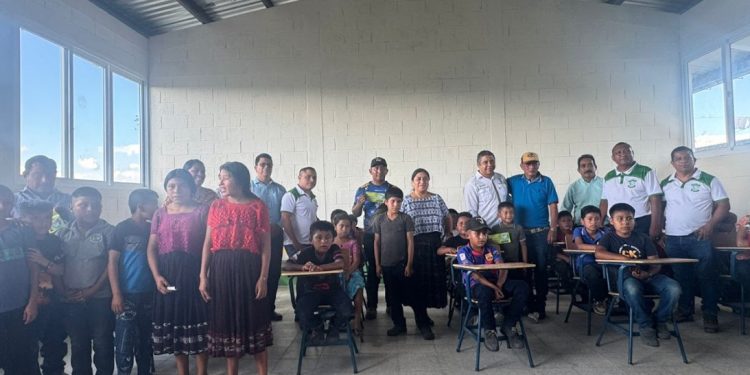 Entregan ampliación de escuela primaria en Caserío La Unión, Raxruhá