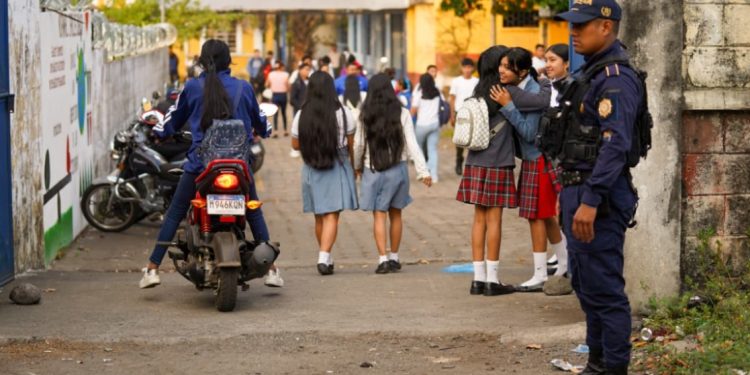 PNC mantienen seguridad en centros educativos de Retalhuleu