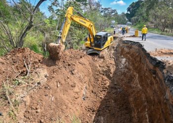 Covial ejecuta trabajos de emergencia en socavón de la ruta CA2, El Asintal, Retalhuleu