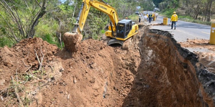 Covial ejecuta trabajos de emergencia en socavón de la ruta CA2, El Asintal, Retalhuleu