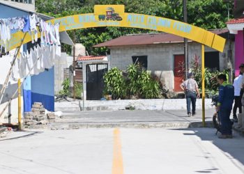 Supervisan proyecto de mejoramiento vial en aldea Fegua, San Felipe