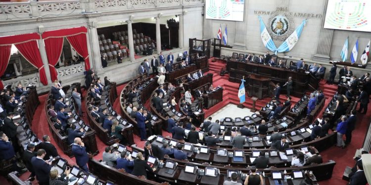 Congreso reelige a Roberto Molina Barreto y Luis Rosales como magistrados a la Corte de Constitucionalidad