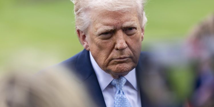 Trump amenaza con enviar a agentes de ICE para la seguridad en aeropuertos. / Foto: EFE.