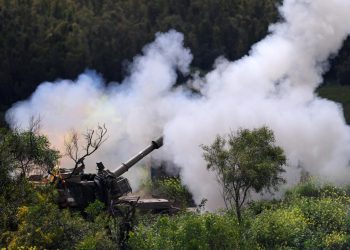 Una unidad de artillería israelí desplegada en la frontera entre Israel y Líbano bombardea objetivos al otro lado de la frontera en Líbano, al norte de Israel, el 31 de marzo de 2026. / Foto: EFE.
