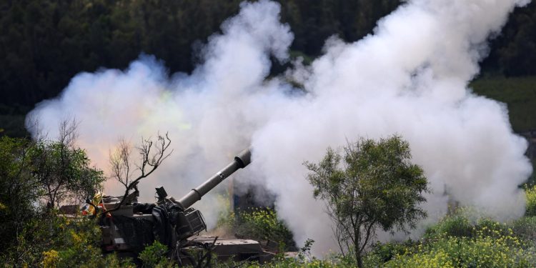 Una unidad de artillería israelí desplegada en la frontera entre Israel y Líbano bombardea objetivos al otro lado de la frontera en Líbano, al norte de Israel, el 31 de marzo de 2026. / Foto: EFE.