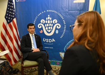 Entrevista a Luke J. Lindberg sobre la implementación del E10./Foto: Byron de la Cruz.