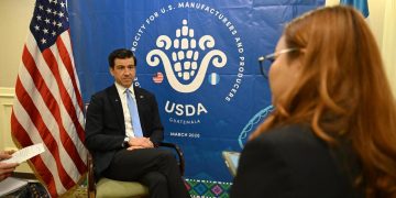 Entrevista a Luke J. Lindberg sobre la implementación del E10./Foto: Byron de la Cruz.