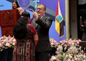 El presidente Arévalo impone medalla a una de las galardonadas con la Orden a la Excelencia Laboral.